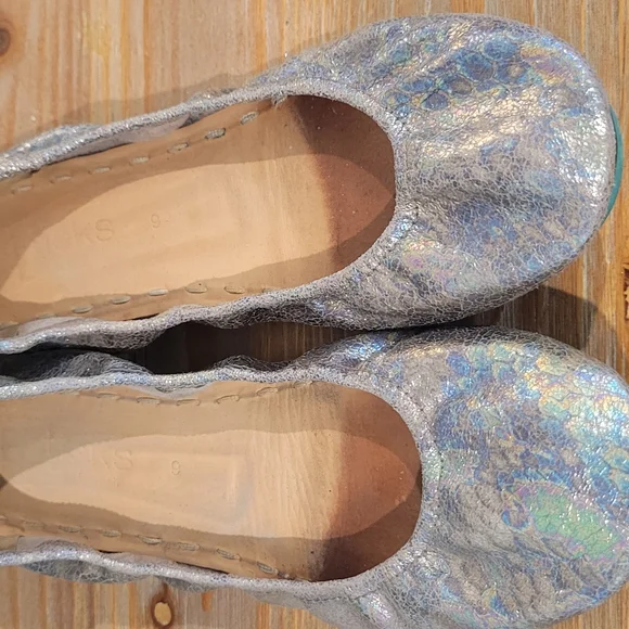 Limited Release - No Longer Available - Love Potion Tieks Size 9 - Iridescent - Picture 3 of 10